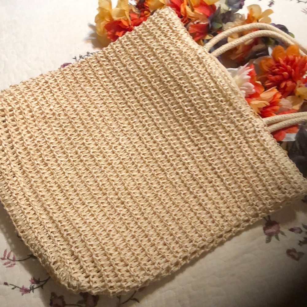 Straw bag with lined interior NWOT